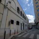Circumnavighiamo ora l�edificio per raggiungere la parte posteriore in via Villari, stradina aperta nell�800 che tagli� parte dell�originario convento. Da questo lato la struttura � a due piani...